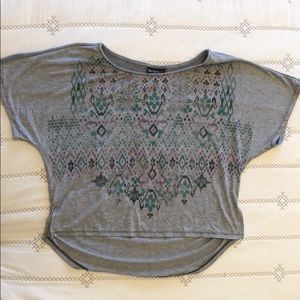 Crop tee with geometric pattern